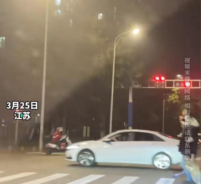 父亲一人带俩娃过马路 上演“大型双标” 穷养儿富养女真香?