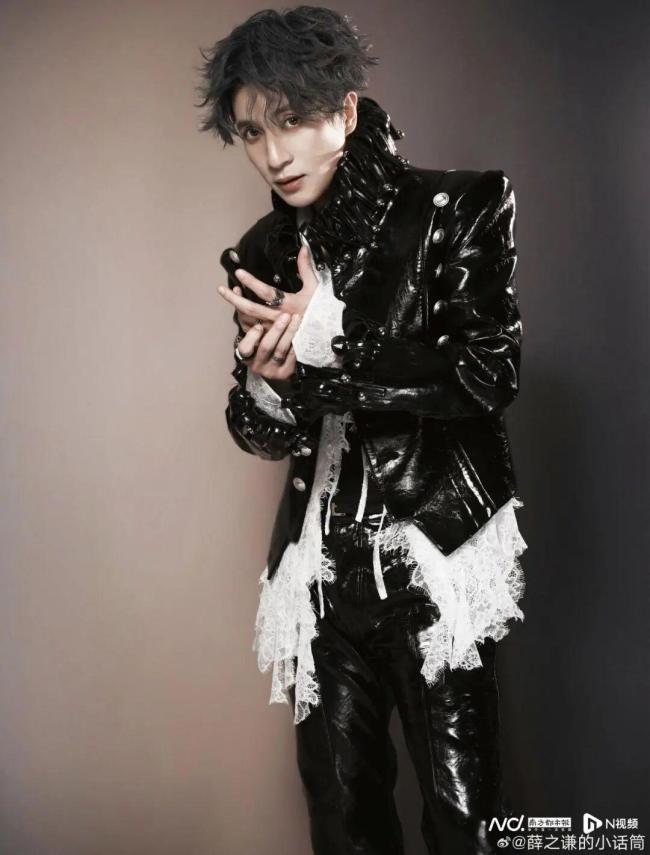 薛之谦跪地道歉宣布退票 暴雨影响演唱会