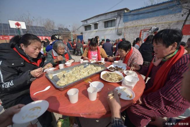 村民办白事酒席老外当成饭店 善意化解尴尬