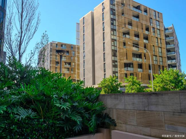 女子回家卧室开窗变邻居阳台 半年空置家被“悄悄改造”