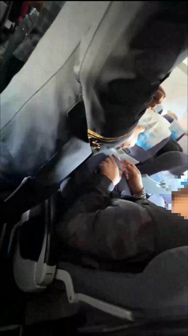 旅客飞机上吸烟自称老烟民憋得难受