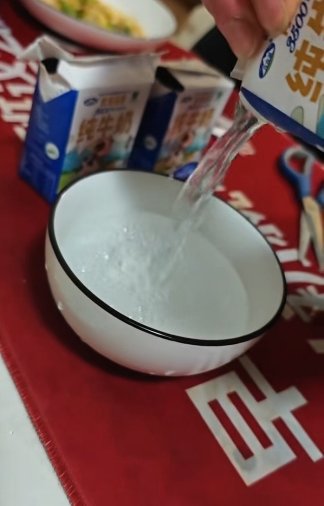 纯牛奶倒出疑似透明苦水多方回应 质量问题引担忧
