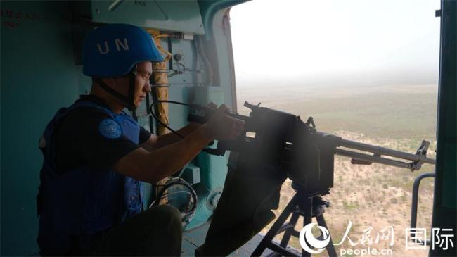 赴阿卜耶伊维和直升机分队武装巡逻 守护和平稳定