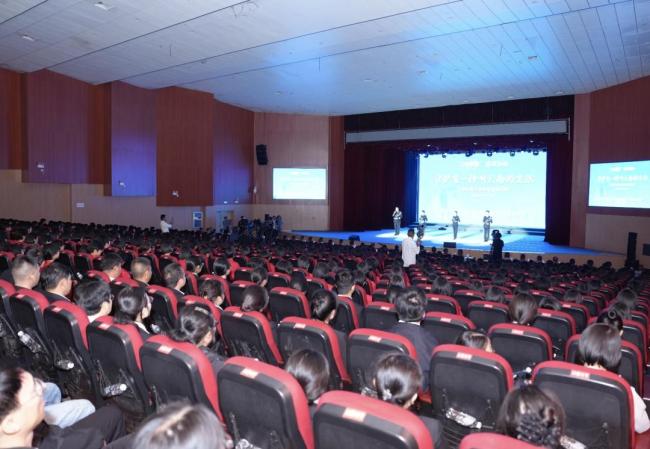 张桂梅告诉烈士之子：我愿意做你妈妈