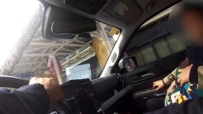 民警为昏厥男孩开生命通道 紧急救援暖人心