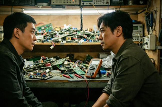 90年去相亲，女方是当年欺负我3年的女霸王，她假装不认识，桌下却踹我：敢拒我试试