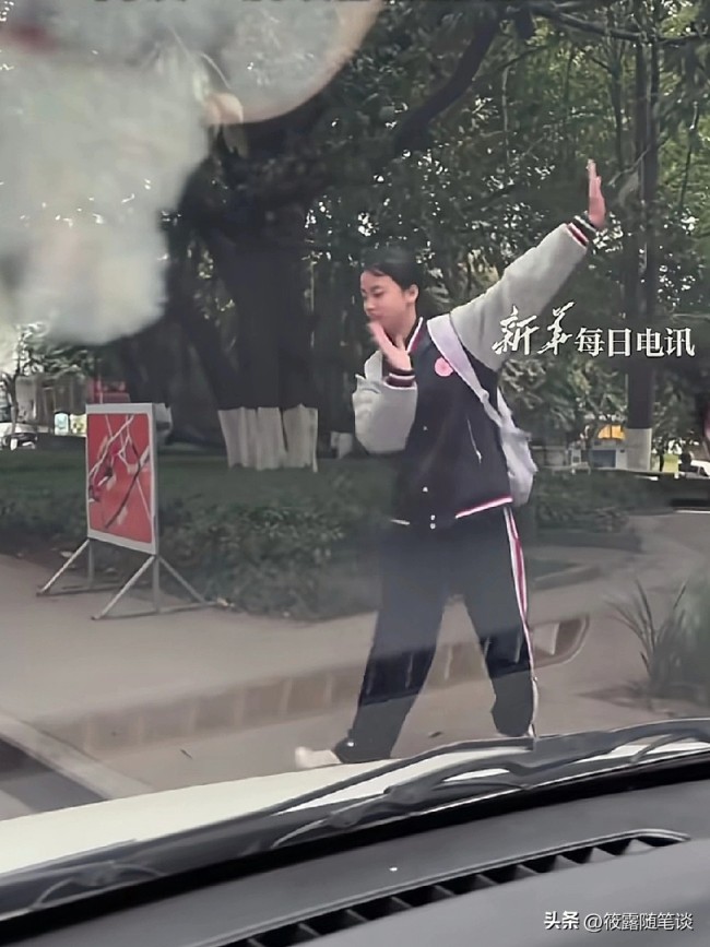 初中生放学路上即兴起舞 青春之光闪耀全网