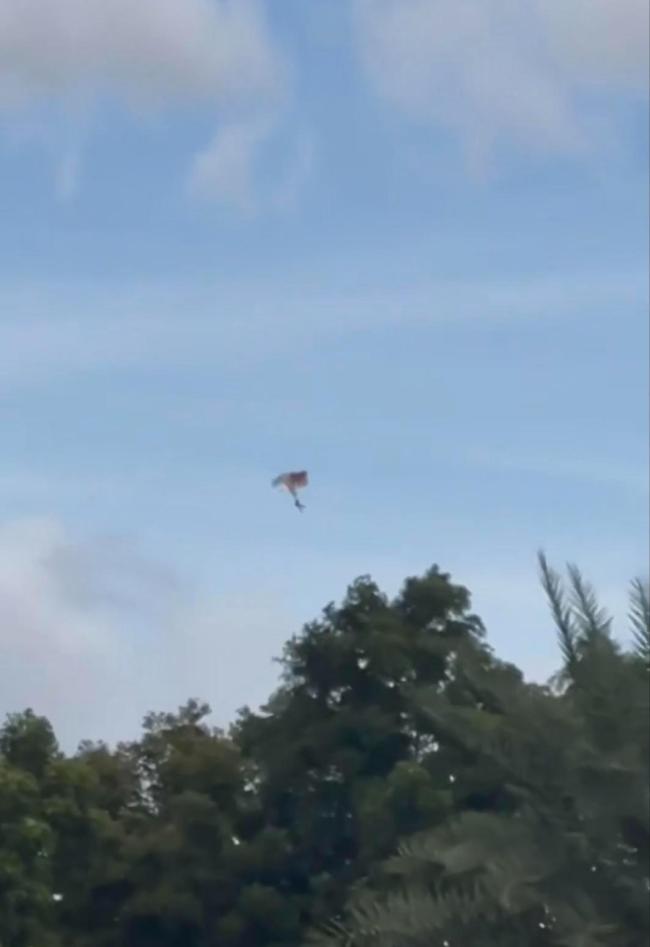 男子回应跳伞时遇死亡旋转生还