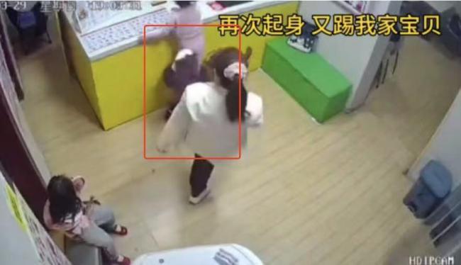 4岁小女孩在汉堡店遭女子多次踢踹 无辜受害引关注