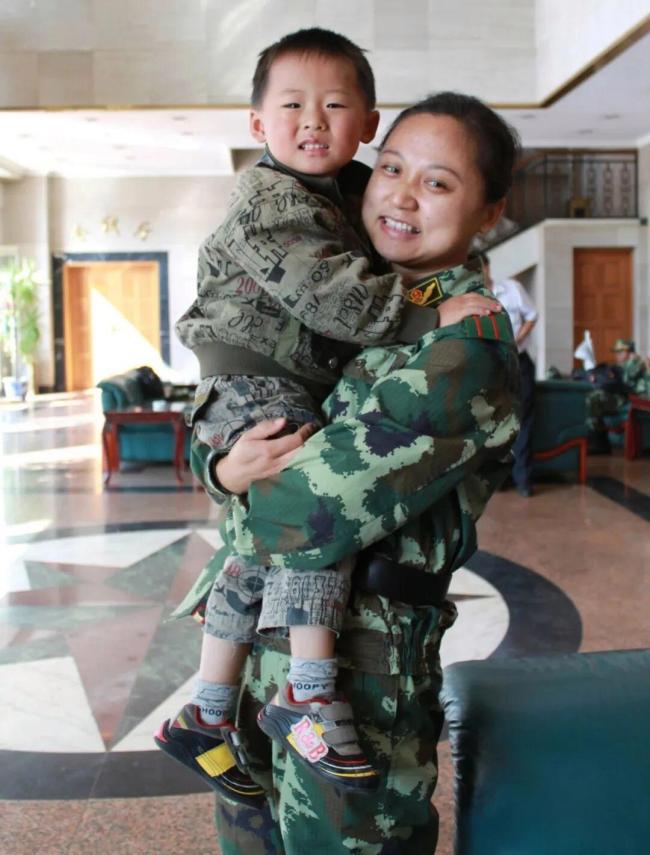 张桂梅告诉烈士之子：我愿意做你妈妈 情深意切感动全场