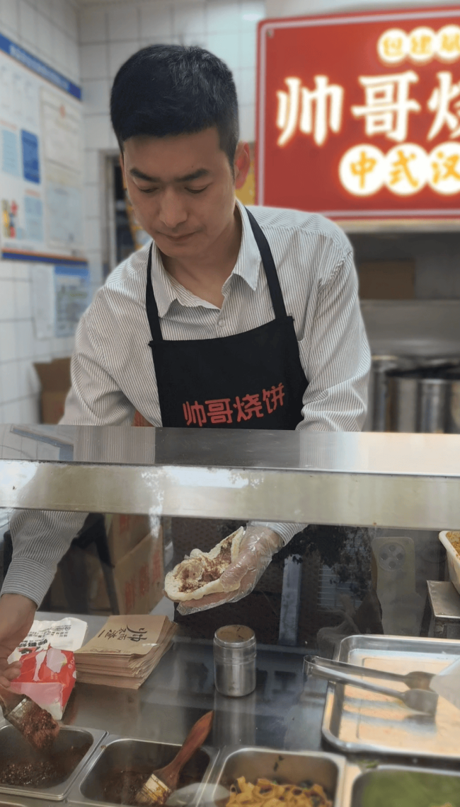 “烧饼帅哥”20年后翻红 神似严屹宽