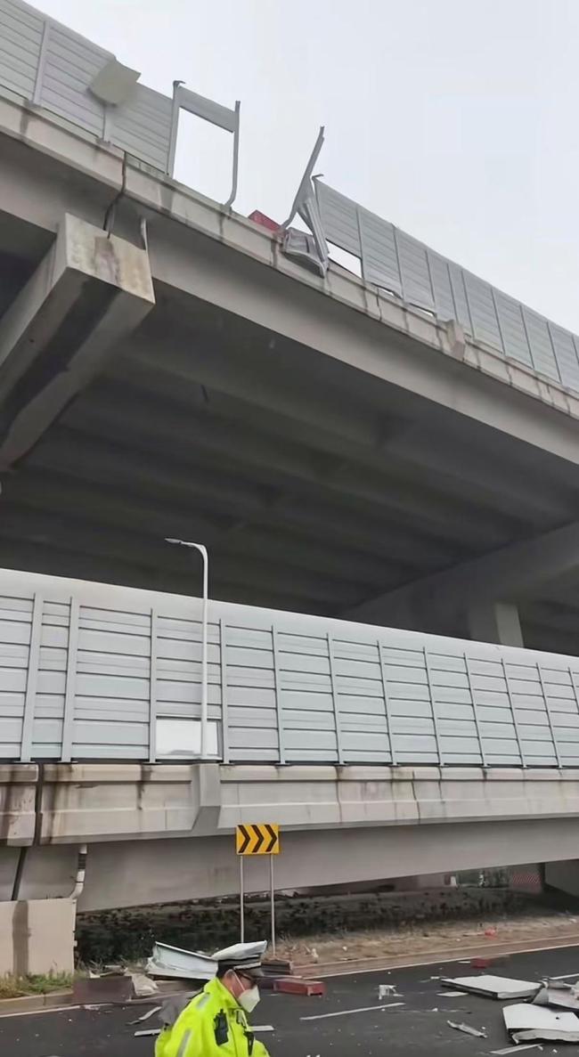 上海绕城高速两辆货车相撞