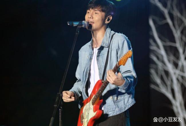 李荣浩要求停止网暴 版权争议引发风波