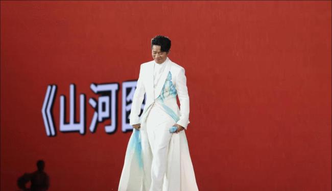 曾毅扔伞报复玲花 雨中默契接力