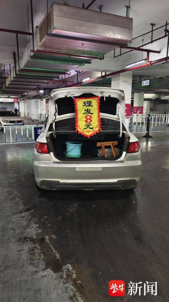 司机把出租车变“移动理发店” 候客间隙理发成网红