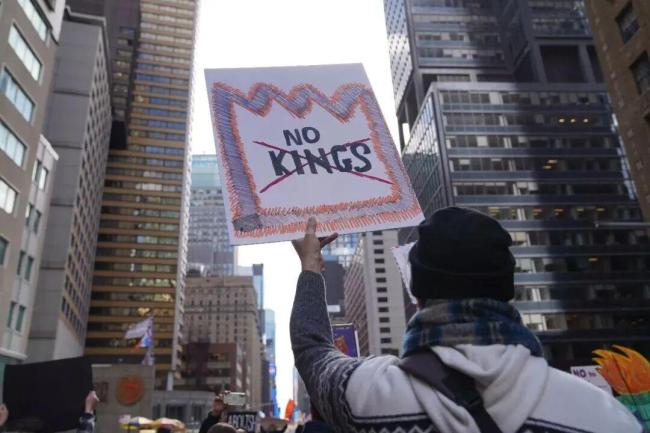 美国50个州爆发超3000场大规模集会