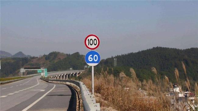 明日起后排乘客未系安全带将被处罚 AI无死角抓拍