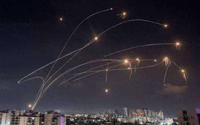 伊朗导弹高速突破以色列拦截 中东局势一触即发