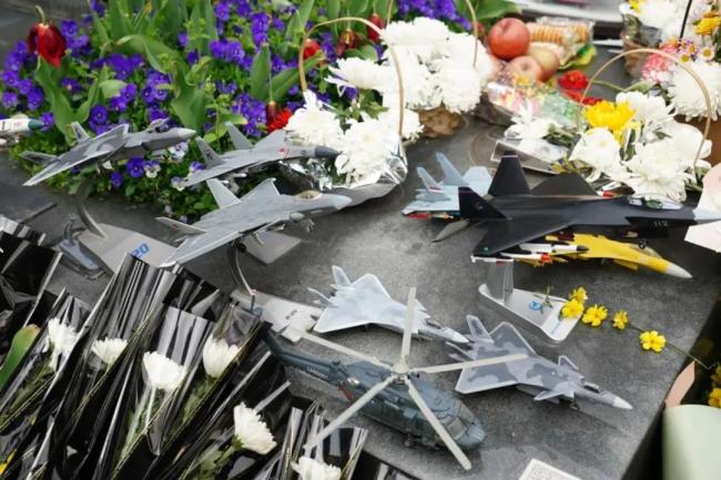 家乡人从未忘记“海空卫士”王伟 鲜花与敬意缅怀英雄