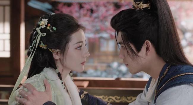 两个迪丽热巴何如打起来了 《日间提灯》随机爆红