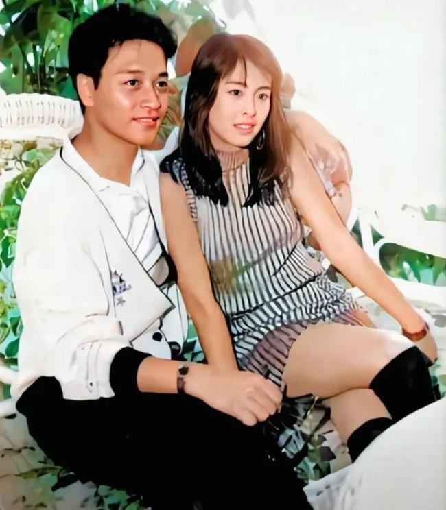 王祖贤缅念念张国荣灭一火23周年，现身长椅献花，归来《倩女阴魂》令东说念主泪目 情深意切吊唁雅故