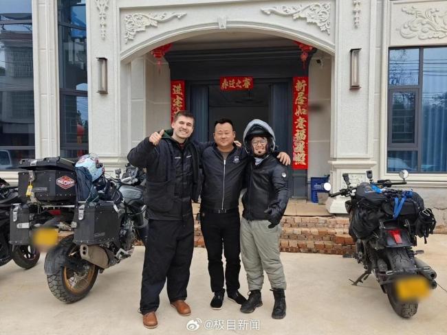 两个老外骑行中国误闯丧礼找吃的 意外收获热情款待