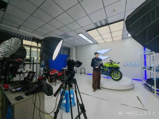 张雪被称“摩托车圈雷军” 一根筋的追梦人