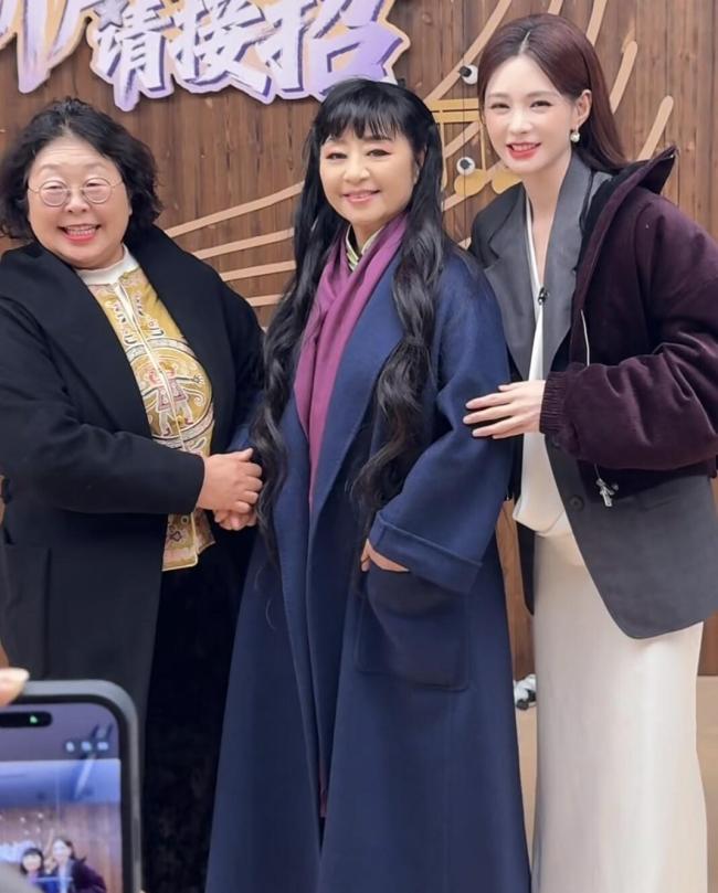 被杜海涛沈梦辰追着要合影 婆婆追星圆梦记