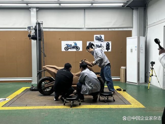 张雪被称“摩托车圈雷军” 一根筋的追梦人