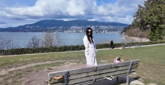 王祖贤缅念念张国荣灭一火23周年，现身长椅献花，归来《倩女阴魂》令东说念主泪目 情深意切吊唁雅故