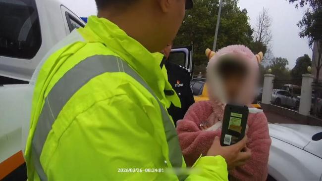 女子饮酒隔夜后驾车送娃返程出事故
