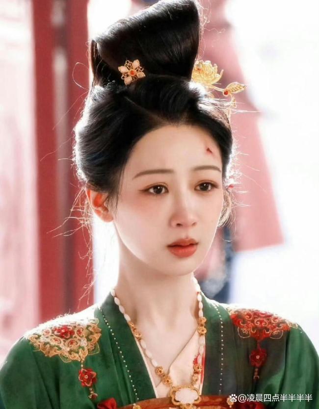 杨紫也被女装背刺了 造型师请上点心