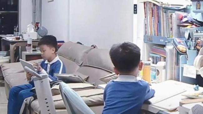 弟弟认为妈妈偏心 哥哥一番话劝服