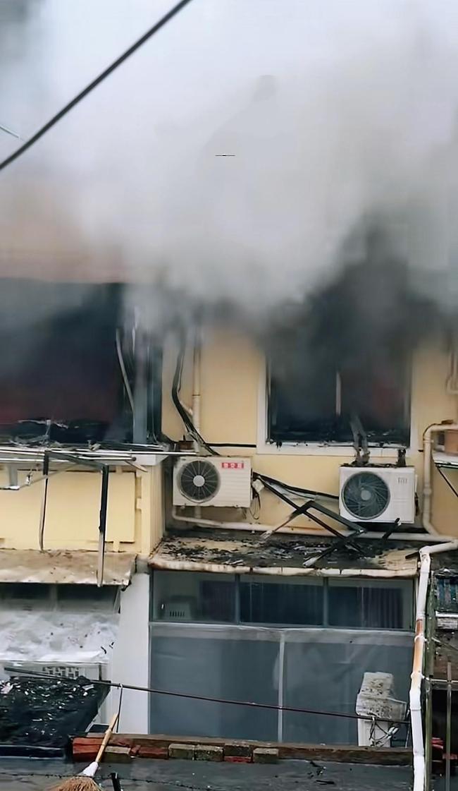 上海一小区发生火灾多人送医 紧急救援进行中