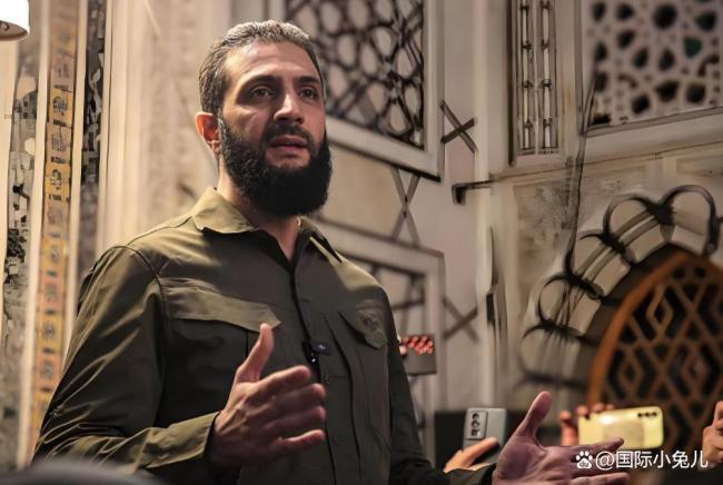 叙利亚过渡政府总统拧不开一瓶水？求助女主持人 报以尴尬微笑 叙利亚已承受太多战争