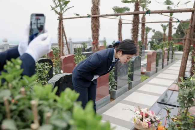 女孩留学后当职业扫墓人：每天鞠躬上百次，用心传递思念