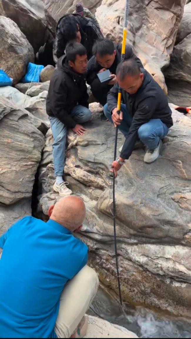 虎跳峡落水男子被卡 有人提供打捞方案 家属无奈放弃打捞