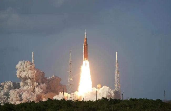 美“阿耳忒弥斯2号”为何绕月不登月