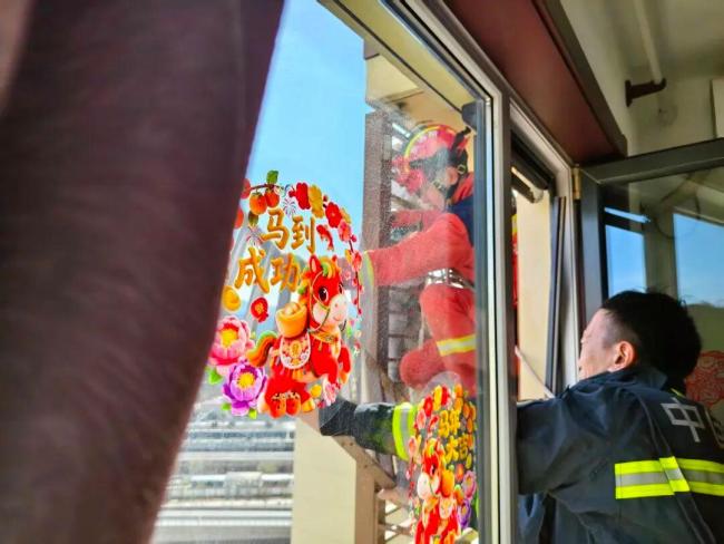 89岁老人被困 翻窗从27层爬到21层 高空惊险救援