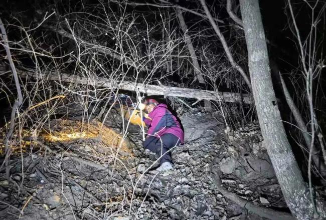 5人结伴爬野山被困 消防紧急救援
