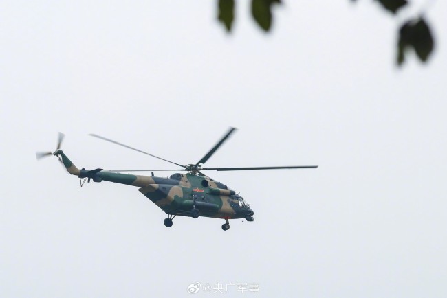 陆军多型直升机跨昼夜飞行训练 锤炼作战能力