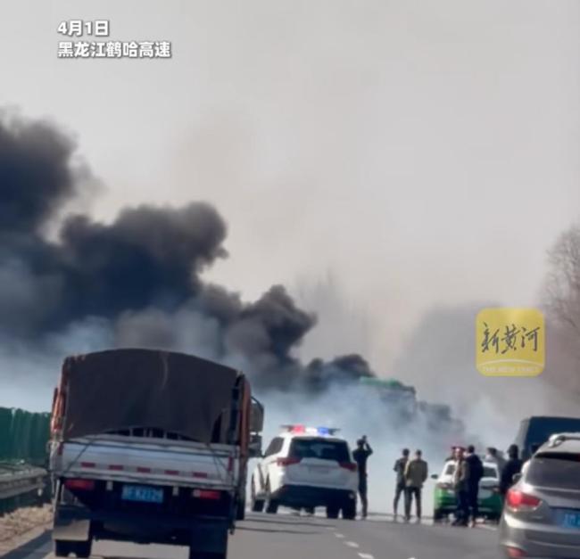 黑龙江鹤哈高速多车相撞起火