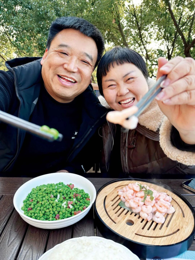 潘虎乾和姜秀笔直播时和网友互动。图/受访者提供