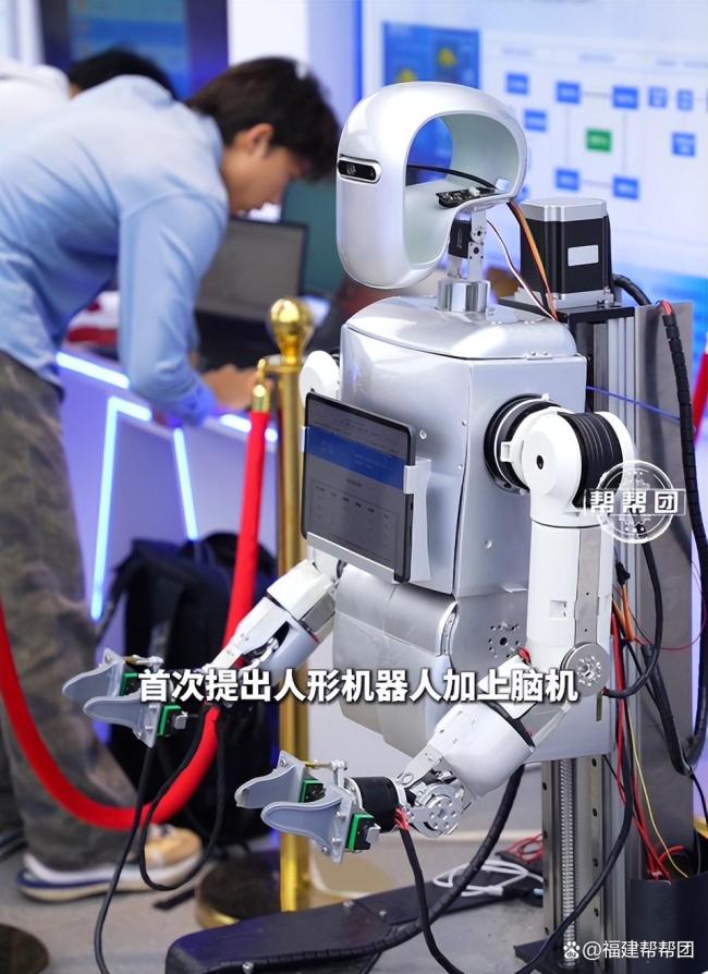 福建研发人形机器人帮助孤独症孩子 科技照进孤独世界