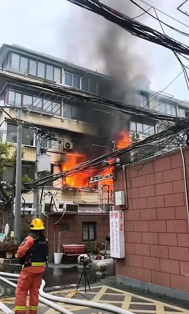 上海一小区发生火灾多人送医 紧急救援进行中