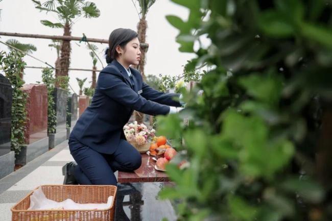 女孩留学后当职业扫墓人：每天鞠躬上百次，用心传递思念