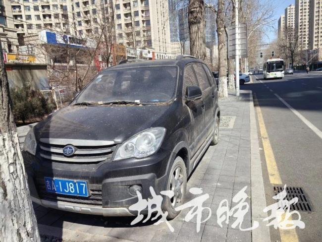 长春一辆“僵尸车”长期占道