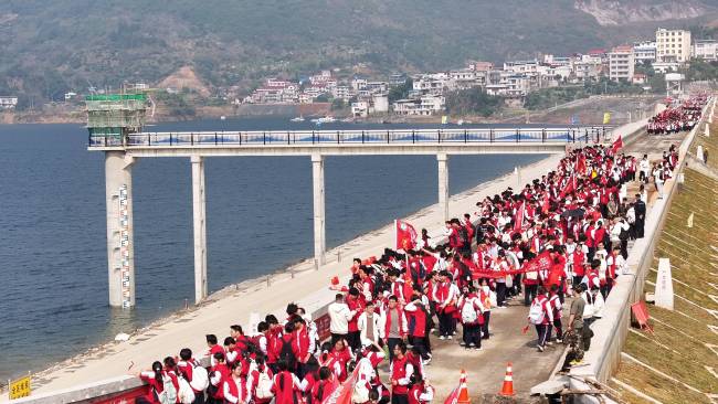 30华里徒步祭英烈 阳新实验高中1500余名学生的“青春新长征”