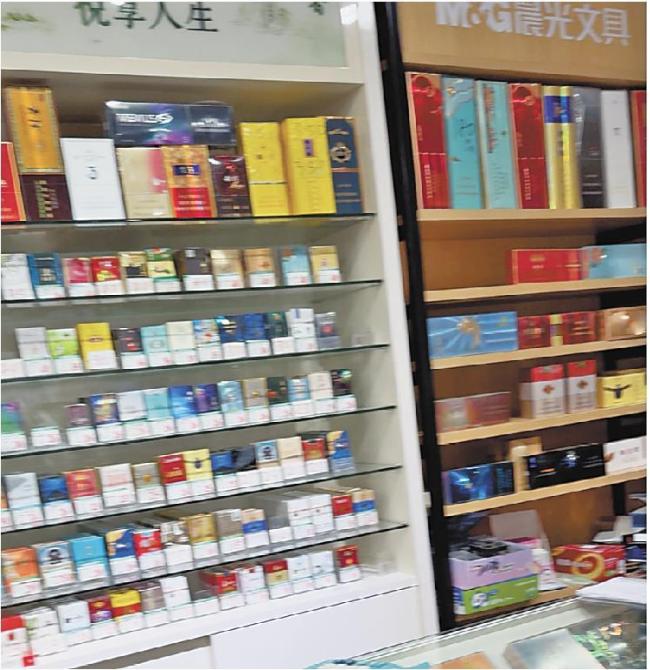 家长举报校门口文具店向学生售烟 违规售烟引家长担忧