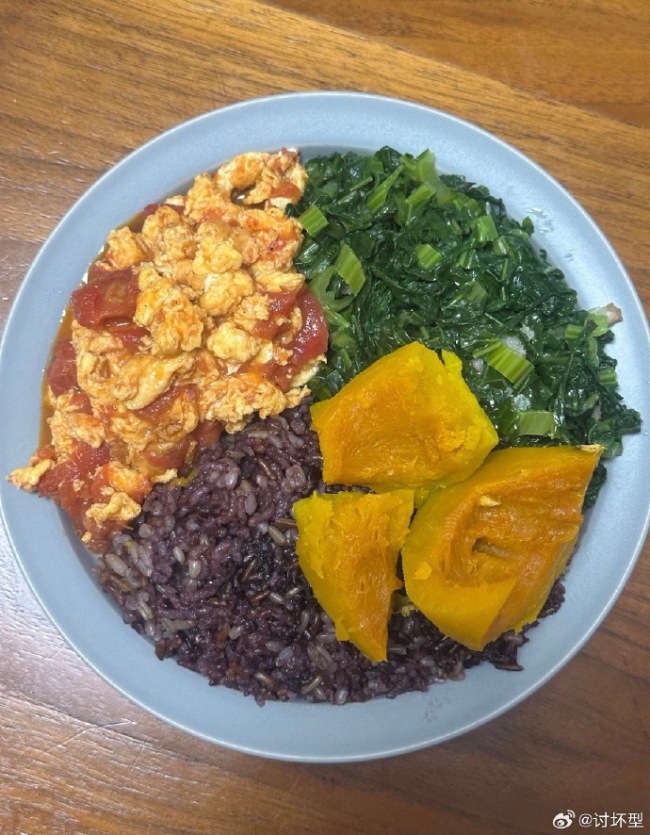 减脂餐被误以为成狗饭了 